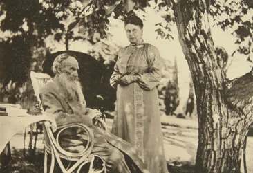 O escritor russo Lev Tolstói e a sua mulher Sophia junto ao mar Negro, Crimeia, Rússia, 1902