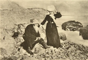 O escritor russo Lev Tolstói e a sua mulher Sophia junto ao Mar Negro, Crimeia, Rússia, 1902