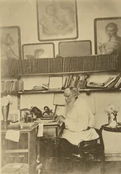 Autor russo Leo Tolstoy no trabalho, década de 1890