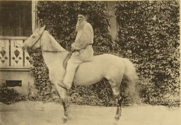 Autor russo Leo Tolstoy a cavalo, Moscou, Rússia, década de 1890
