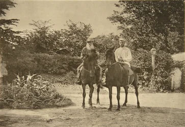 Autor russo Leo Tolstoy andando em Yasnaya Polyana, perto de Tula, Rússia, 1900