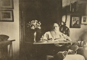 Autor russo Leo Tolstoi com uma perna ruim, Rússia, 1908