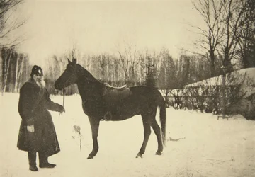 Autor russo Leo Tolstoy com um cavalo, Yasnaya Polyana, perto de Tula, Rússia, 1905.