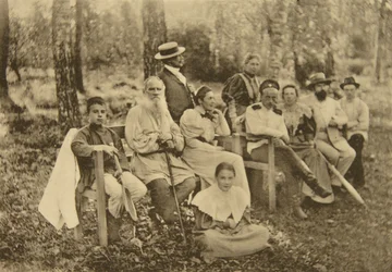 Autor russo Leo Tolstoy com convidados, Yasnaya Polyana, perto de Tula, Rússia, 1895.