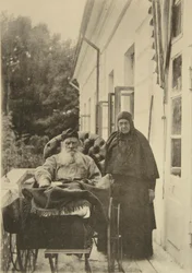 O escritor russo Lev Tolstói com a sua irmã Maria Nikolaevna, Rússia, anos 1900