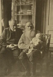 Autor russo Leo Tolstoy com seu genro e neta, Rússia, c1905-c1906