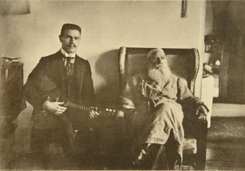 Autor russo Leo Tolstoy com o jogador de balalaica Boris Troyanovsky, Rússia, 1909