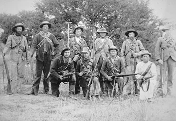 Comandos bôeres armados com a espingarda alemã Mauser Modelo 1895 (foto a p/b)
