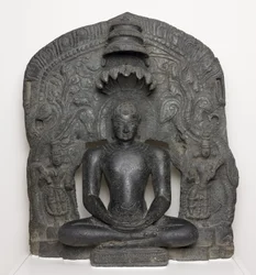 Jaina Tirthankara Parshvanatha com capuz de serpente sentado em meditação (Dhyanamudra), de Karnataka, Índia (clorito)