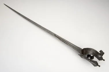 Pata, espada de manopla (aço, ferro e latão)