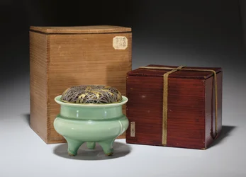 Grande incensário de tripé Longquan celadon com cobertura de metal dourado de pacote japonês (cerâmica) (ver também 349486)