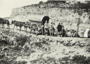 Descarregando um carrinho de armas de fogo, a fim de escalar as colinas de Dersa, Tetouan, Marrocos