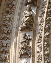 Arquivolt do portal central da fachada oeste, detalhe de um violinista e um tocador de cítara, c. 1350-1400 (alto relevo)
