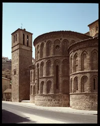 Art mudejar: vista da abside da igreja Santiago de Arrabal, século XIII Toledo, Espanha