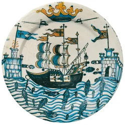 Placa decorativa com desenhos de galeão e castelos encimados por uma coroa