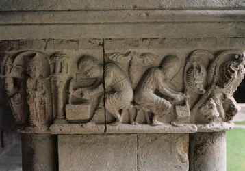 Detalhe de um capital retratando pedreiros a trabalhar (pedra)