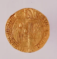 Moeda de ouro de Espanha: reinado dos Reis Católicos Fernando e Isabel (Fernando II de Aragão e Isabel I de Castela). 1474-1516. Diâm. 2,7 cm. Nápoles, Museo Archeologico
