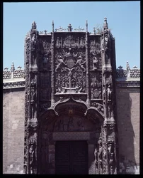 Arte Gótica Isabelin: fachada do Colégio Santo Gregoire (San Gregorio) 1488-1496 Valladolid, Espanha (Arte Gótica: vista da fachada do Colégio (Colegio de San Gregorio) Valladolid Espanha)