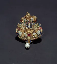 Joalharia: pingente de diamantes, esmalte em ouro redondo, esmeralda e pérola representando Daniel no poço do leão. 1550-1600. De Espanha. Paris, Museu do Louvre.