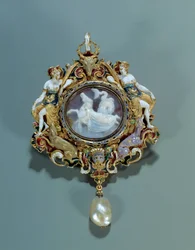 Jóias: pingente de esmalte em ouro redondo com um camiseta. 1550-1575. Dim. 0,12x0,72 m. Paris, Museu do Louvre