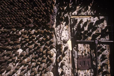 Picos de metal incorporados em uma porta do castelo