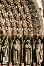 Esculturas de nicho e voussoir do portal oeste (foto)