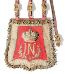 O sabretache de Joseph-Napoleon Bonaparte, rei da Espanha, antes de 1813 (couro marroquino vermelho com bordados a ouro e montagens de latão dourado)