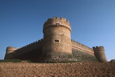 Três torres de canto e paredes perimiter de baixo