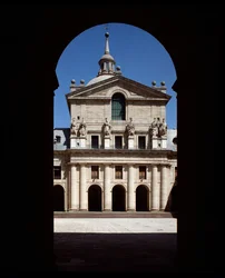 Vista da fachada da igreja de Royal Seat