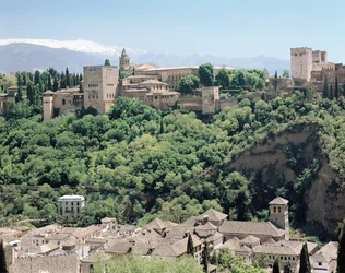Vista do Palácio da Alhambra do nordeste, do século 14 ao 16