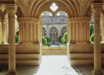Vista para o claustro da Casa do Capítulo, do século XII ao XIII