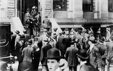 Multidões ansiosas do lado de fora do escritório da White Star Line, 1912 1937