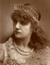 Marion Hood, ópera soprano britânica e cantora de teatro musical, 1884.