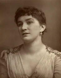 Nelly Bromley, ator e cantor britânico, 1882