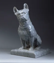 Uma figura de mármore cinza de um pug (mármore cinza)