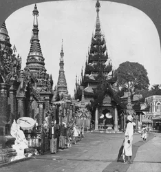 Ao longo da plataforma até a subida ao sul, pagode Shwedagon, Rangum, Birmânia, 1908