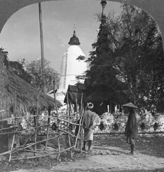 Um pagode em forma de guarda-chuva, Bhamo, Birmânia, 1908
