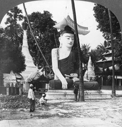 Estátua de Buda, pagode Shwedagon, Rangoon, Birmânia, 1908