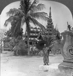 Mosteiro budista usado como casa de padres e escola, Mandalay, Birmânia, 1908