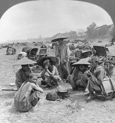 Caravana a caminho da China acampando em Bhamo, Birmânia, 1908