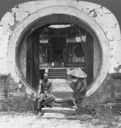 Portal curioso, entrada para uma casa de incenso, Bhamo, Birmânia, 1908