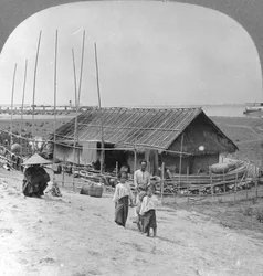 Casa construída de bambu em balsas, Bhamo, Birmânia, 1908