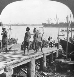 Desembarque no rio Irawaddy, Rangum, Birmânia, 1908