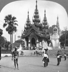 Entrada principal, pagode Shwedagon, Rangum, Birmânia, 1908