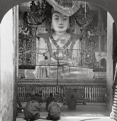 Buda de mármore em um pagode, Mandalay, Birmânia, 1908.
