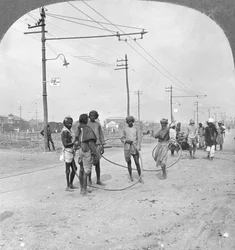 Homens prestes a desenhar uma carga pesada, Rangoon, Birmânia, 1908