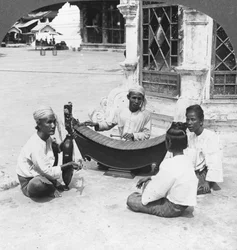 Músicos, pagode Shwedagon, Rangoon, Birmânia, 1908