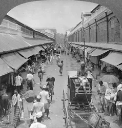 Uma das principais ruas do mercado nativo, Rangoon, Birmânia, 1908