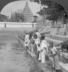 Peregrinos que alimentam tartarugas sagradas, pagode de Arakan, Mandalay, Birmânia, 1908.