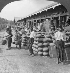 Loja de cerâmica em uma rua em Mandalay, Birmânia, 1908.